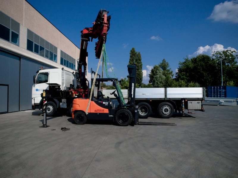 Camion gru per macchinari industriali