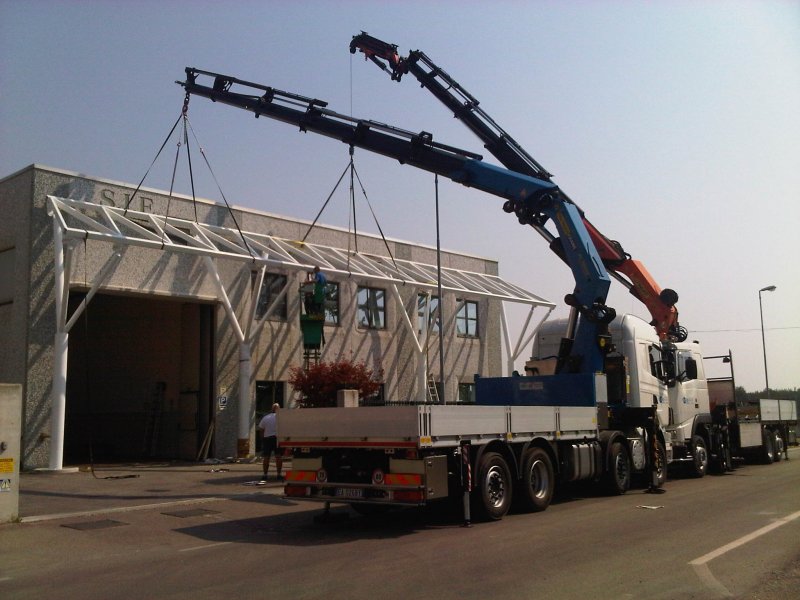 camion gru in azione